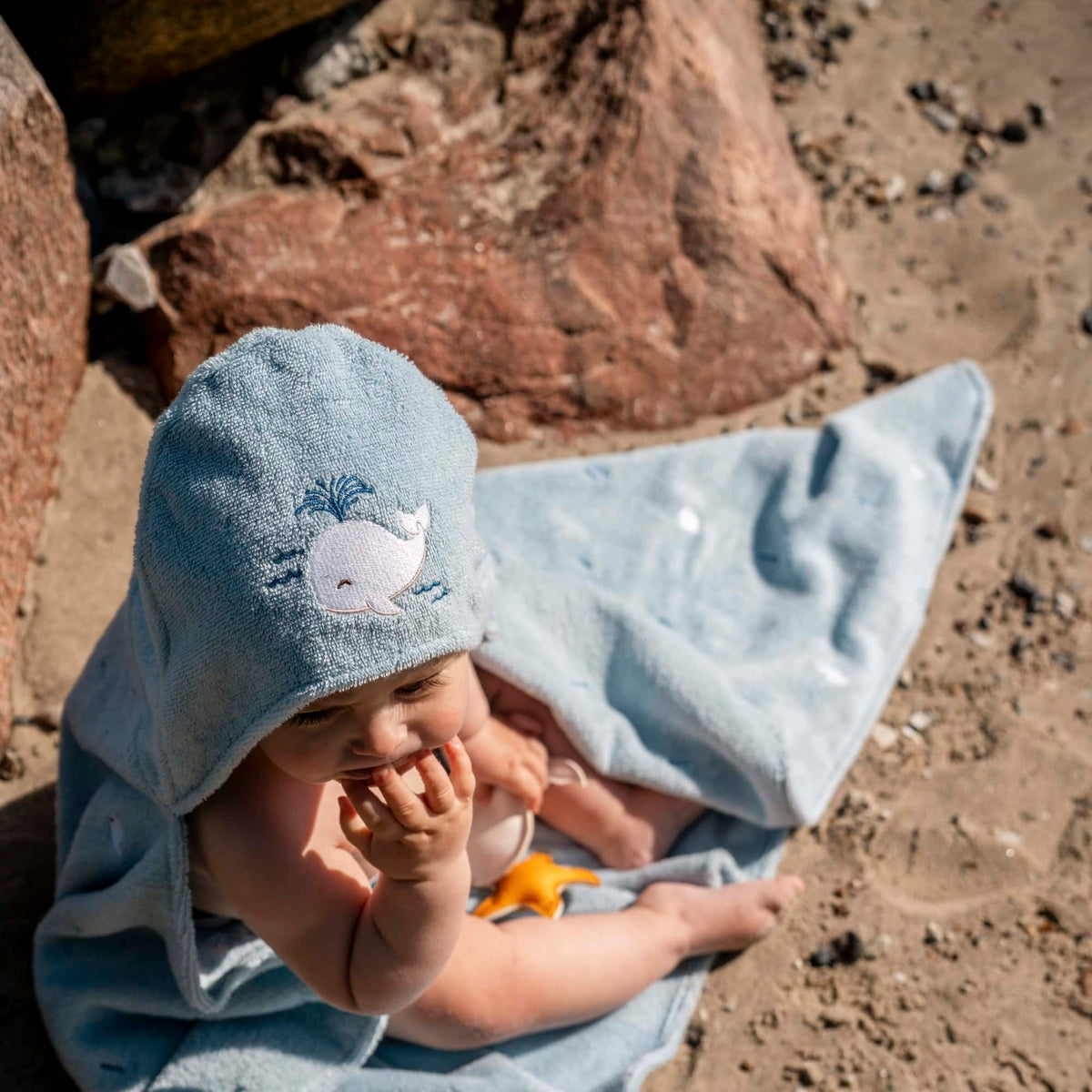 Embroidered hooded towel GOTS – Christian's Whale Tales